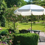 Komfortowe wyposażenie ogrodu – co warto wybrać oprócz mebli?
