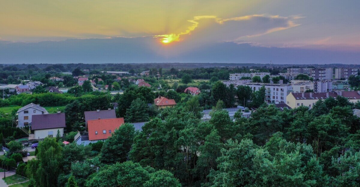 Pod Warszawą powstaje już więcej mieszkań niż domów?